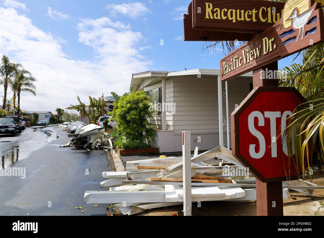 Carpinteria, Californie, États-Unis. 22nd mars 2023. Une tornade de freak a traversé le parc de la maison mobile Sandpiper à Carpinteria, CA, le mardi, 21 mars 2023 vers 6:00pm. Les tornades sont très inhabituelles sur la côte, et se sont produites pendant la tempête de l'Atmospheric-River, qui avait déjà les résidents du comté de Santa Barbara en alerte élevée. Le tourbillon a déchiré les toits, détruit les ports de voiture et blessé au moins une personne. Crédit : ZUMA Press, Inc./Alay Live News Banque D'Images