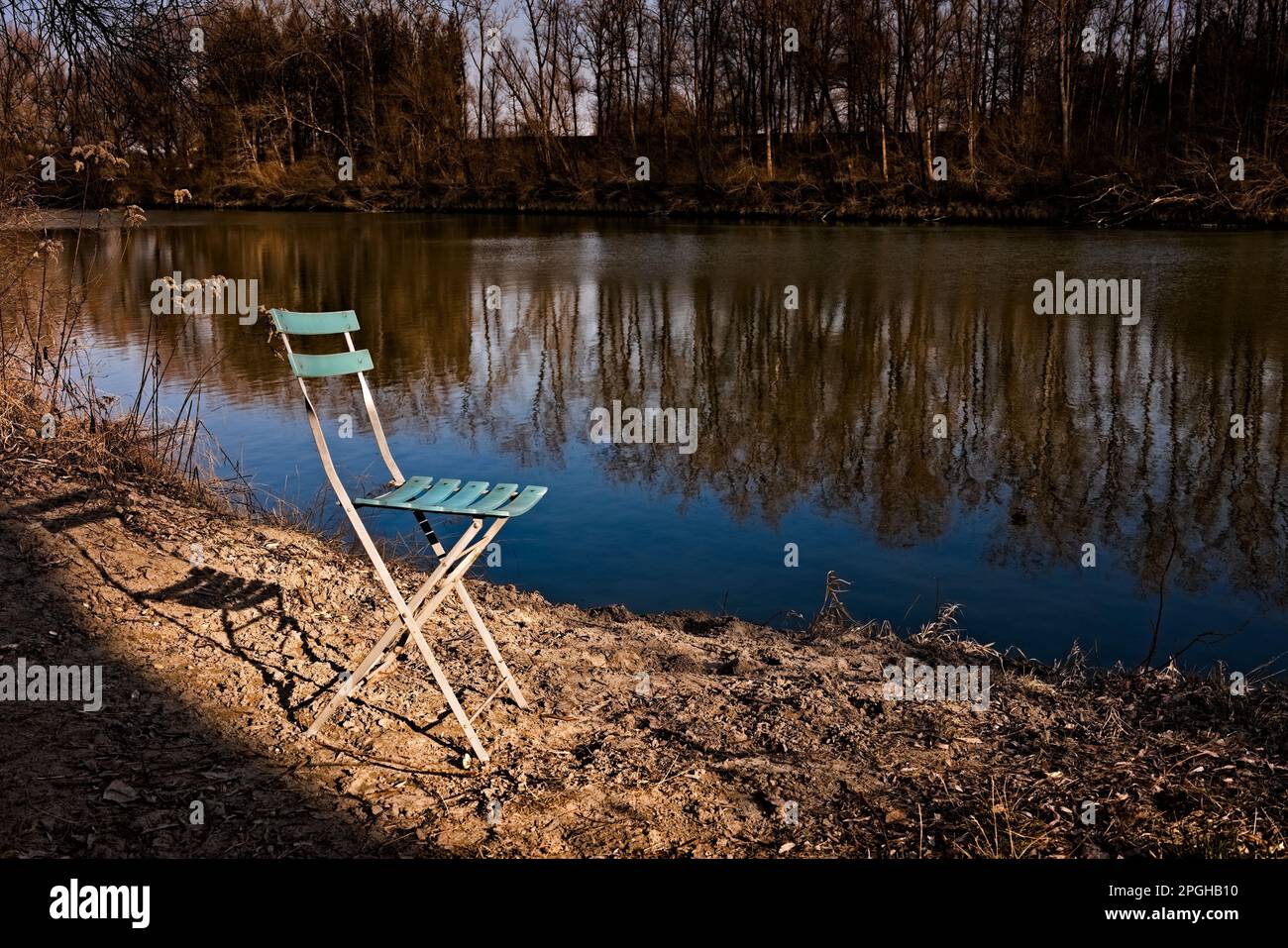 L'autre jour, nous avons trouvé une vieille chaise de jardin de bière près de la rivière Inn, en marchant dans la forêt Banque D'Images