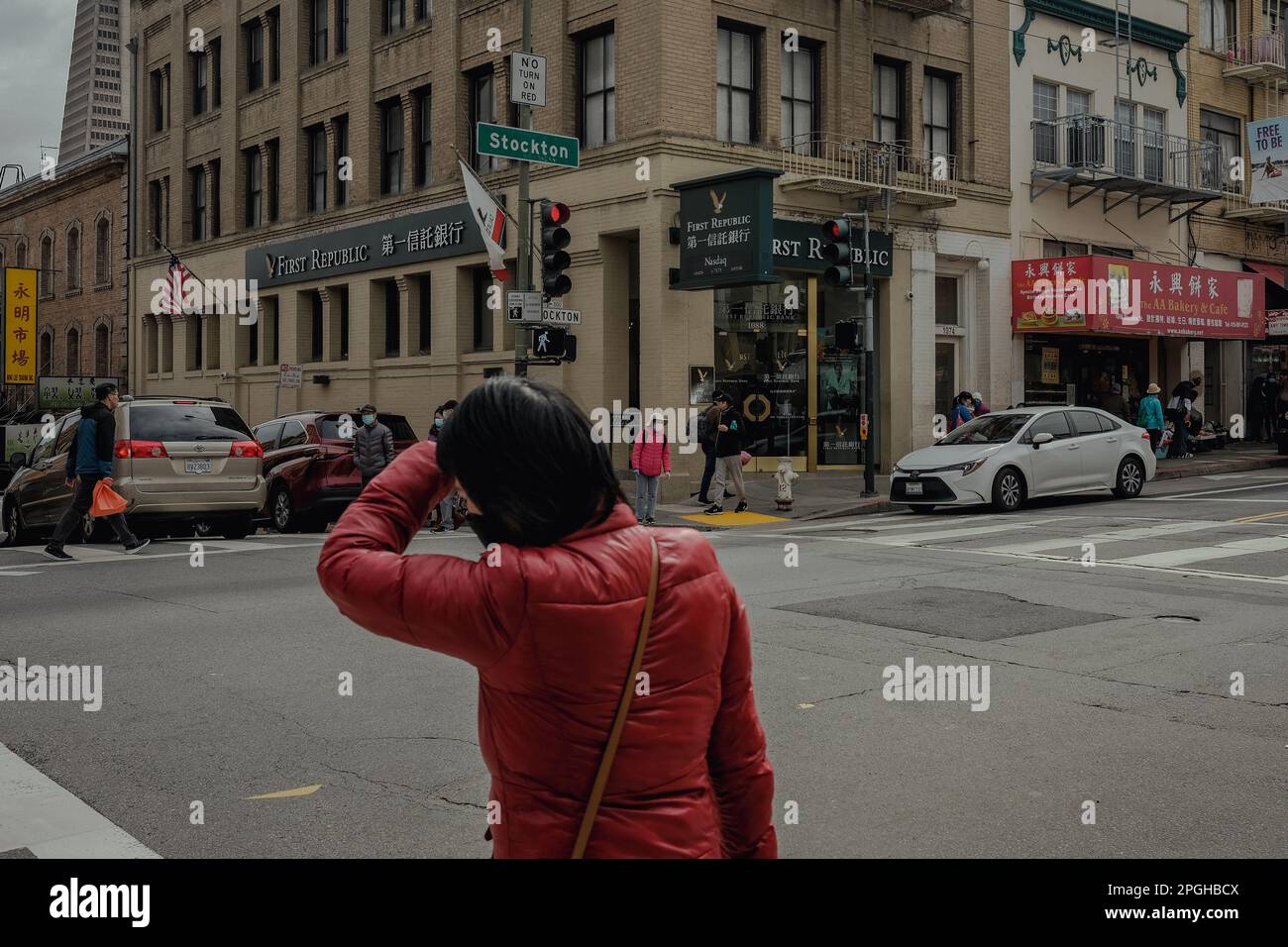 San Francisco, États-Unis. 22nd mars 2023. Vue générale d'un bâtiment élégant et moderne à façade de verre avec le logo First Republic Bank placé en évidence au-dessus de l'entrée, debout au milieu d'un paysage urbain animé. Crédit : SOPA Images Limited/Alamy Live News Banque D'Images