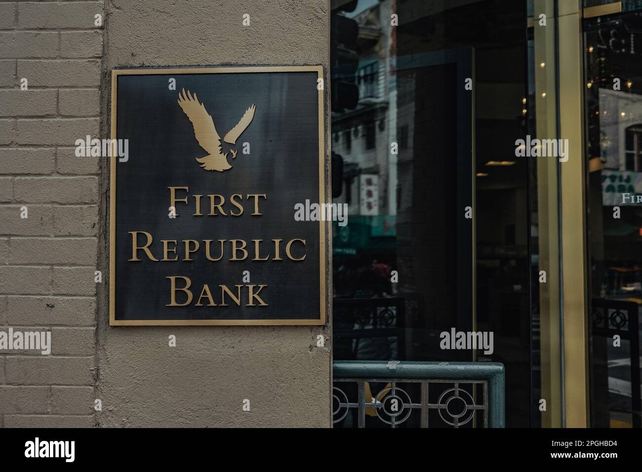 San Francisco, États-Unis. 22nd mars 2023. Gros plan du logo distinctif de l'aigle de la First Republic Bank, en or et perché au sommet d'un globe stylisé, symbolisant la portée mondiale de la banque et son engagement envers l'excellence. Crédit : SOPA Images Limited/Alamy Live News Banque D'Images