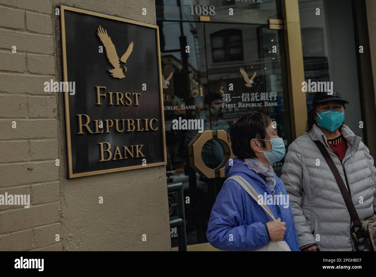 San Francisco, États-Unis. 22nd mars 2023. Les clients qui quittent une succursale de First Republic Bank, qui encombrent un dossier de documents importants et savent qu'ils ont reçu l'attention personnalisée et le service de haute qualité dont la banque est connue. Crédit : SOPA Images Limited/Alamy Live News Banque D'Images