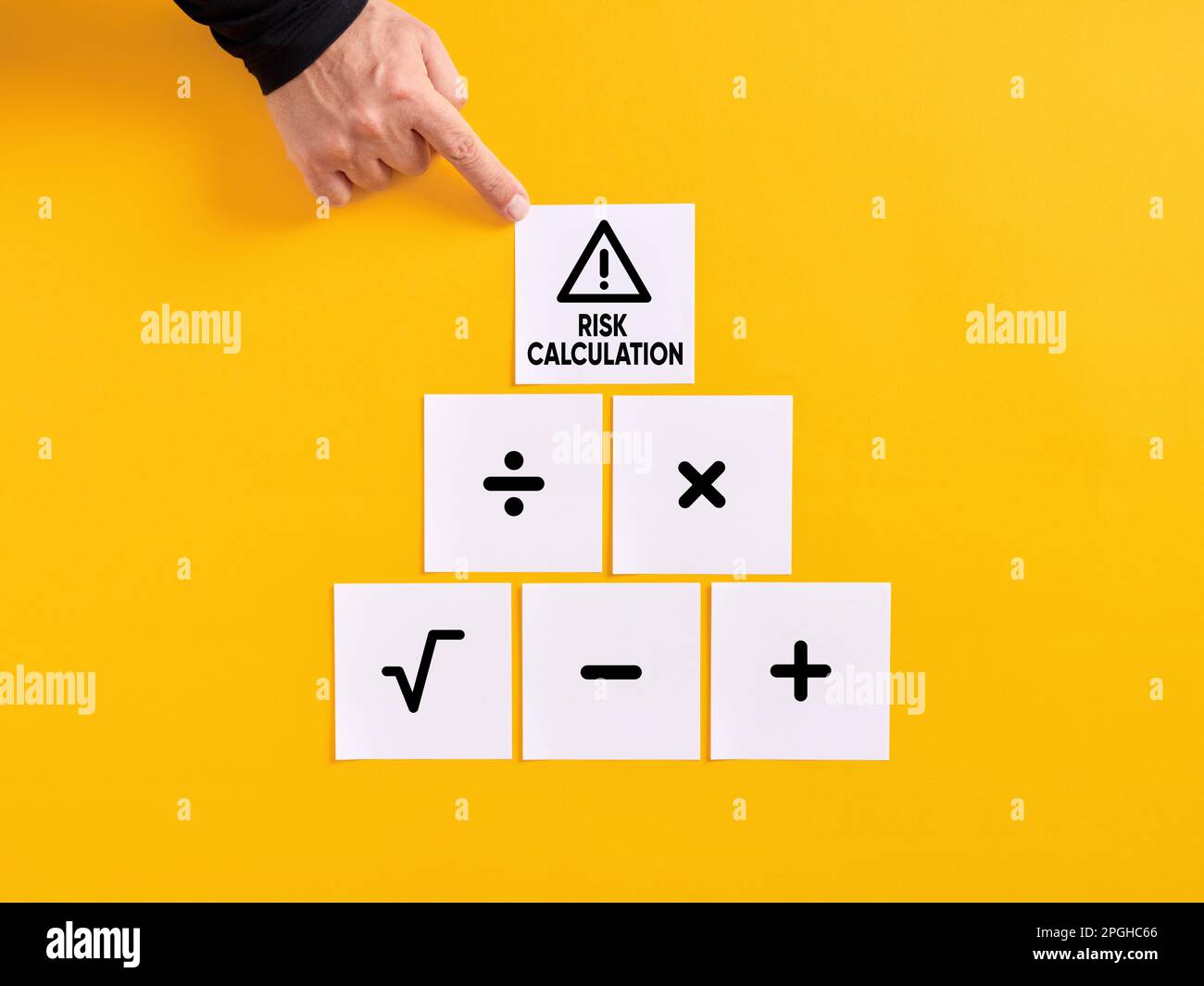 Calcul du risque commercial. Livres blancs avec symboles de calcul mathématique. Banque D'Images