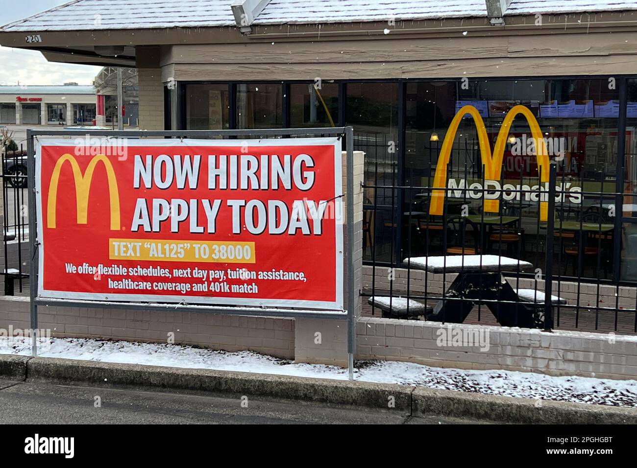 Un panneau « nous embauchons » dans un restaurant McDonald's, le samedi 12 mars 2022, à Birmingham, Ala. Banque D'Images