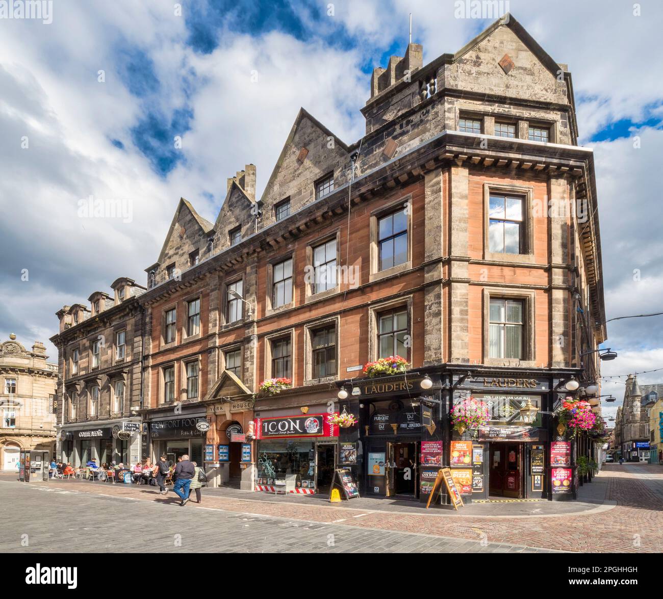 5 septembre 2022 : Inverness, Highland, Écosse - scène de rue dans Church Street, Inverness, avec pub, café pavé, boutiques, personnes. Banque D'Images