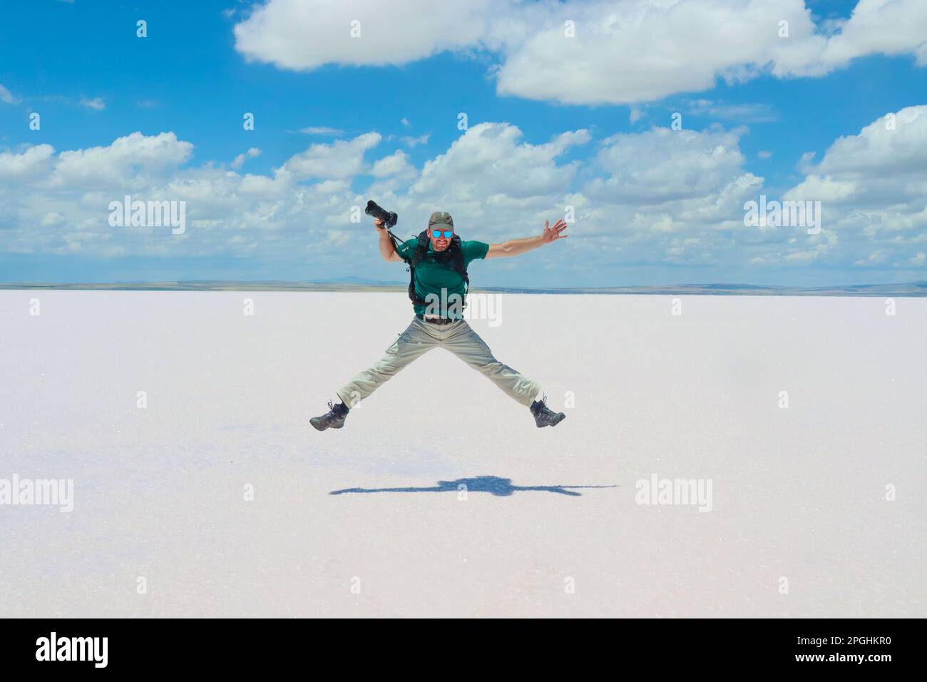 Un photographe souriant saute dans le lac salé de Tuz Golu en Turquie Banque D'Images