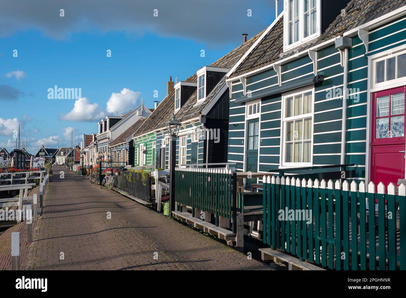 Vue sur le village historique à Havenbuurt, île de Marken, Hollande du Nord, pays-Bas, Europe Banque D'Images