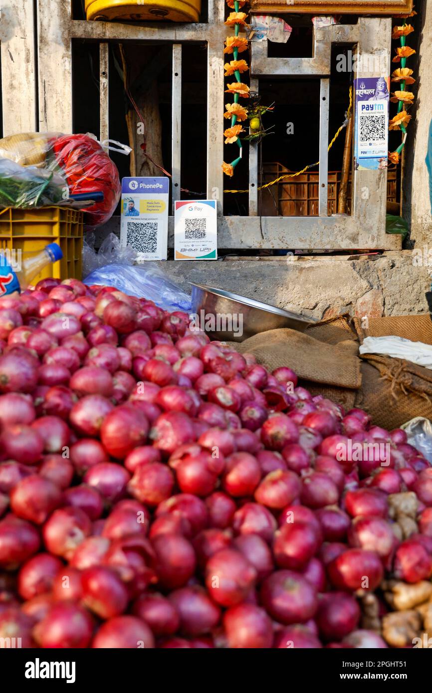 Cale d'oignon avec des logos de paiement sans espèces dans Paharganj,New Delhi,Inde Banque D'Images