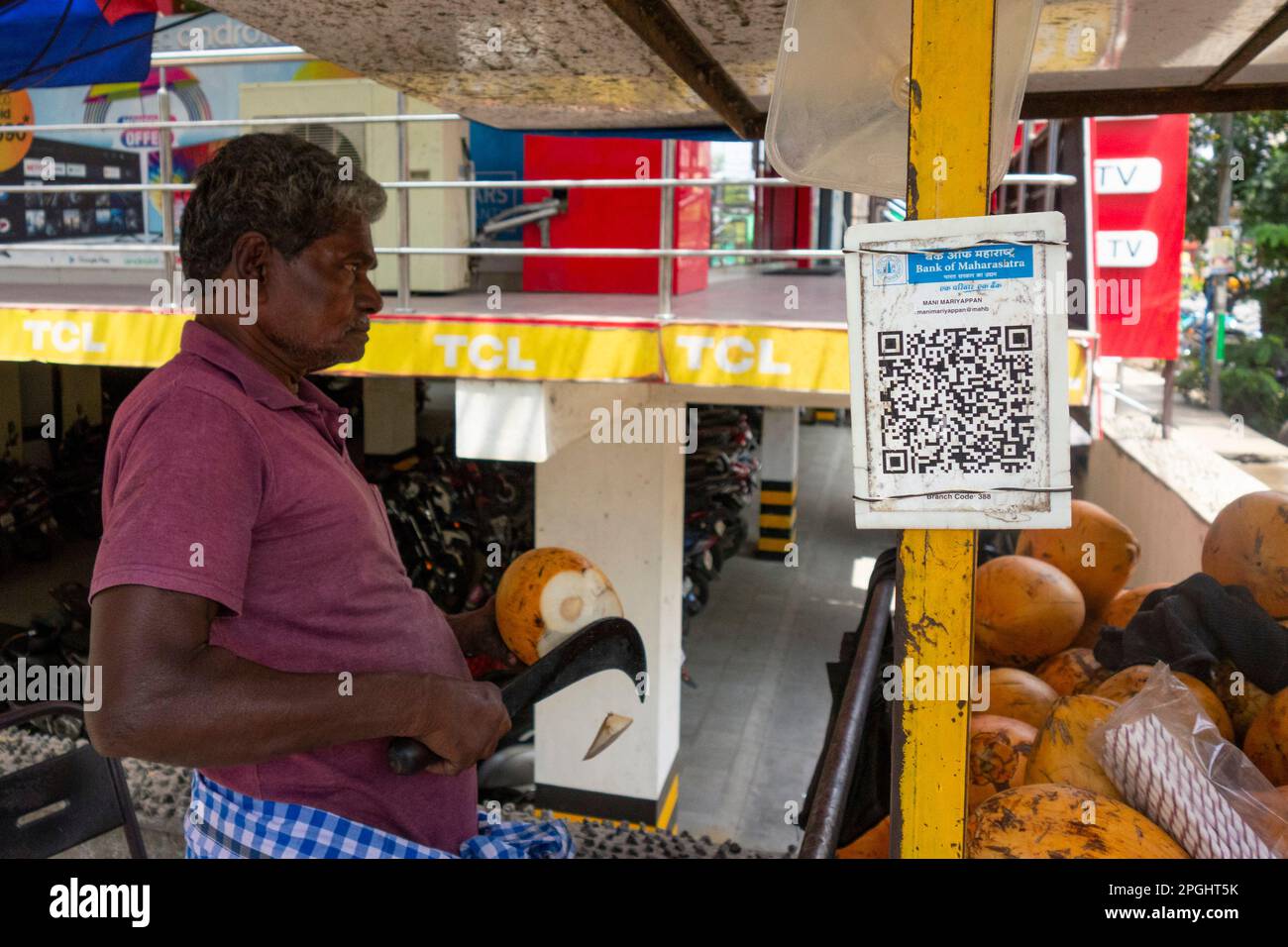 Code QR pour le paiement sans espèces sur le décrochage d'un vendeur de noix de coco à Trichy, Tamil Nadu, Inde Banque D'Images