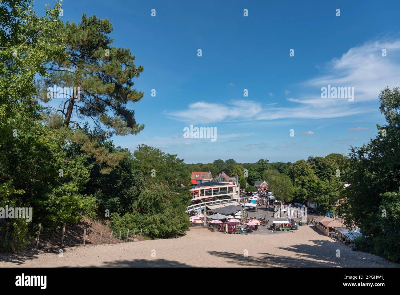 Vue depuis la dune d'escalade de Schoorlser avec marché touristique dans le centre du village, Schoorl, Hollande du Nord, pays-Bas, Europe Banque D'Images