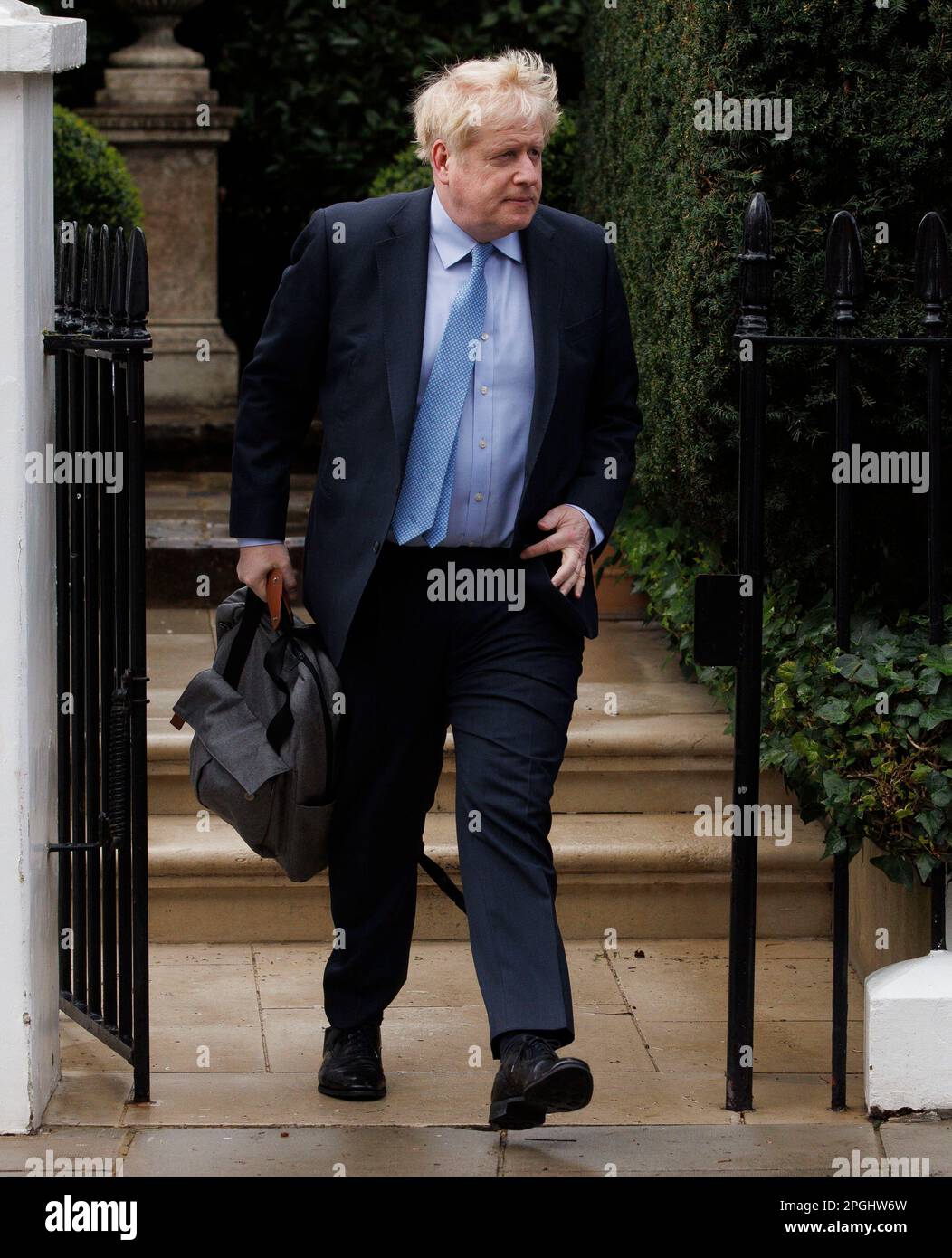 L'ancien premier ministre, Boris Johnson, quitte son domicile pour assister à une audience de comité à la Maison Portcullis pour être interrogé au sujet des partis au numéro 10. Banque D'Images