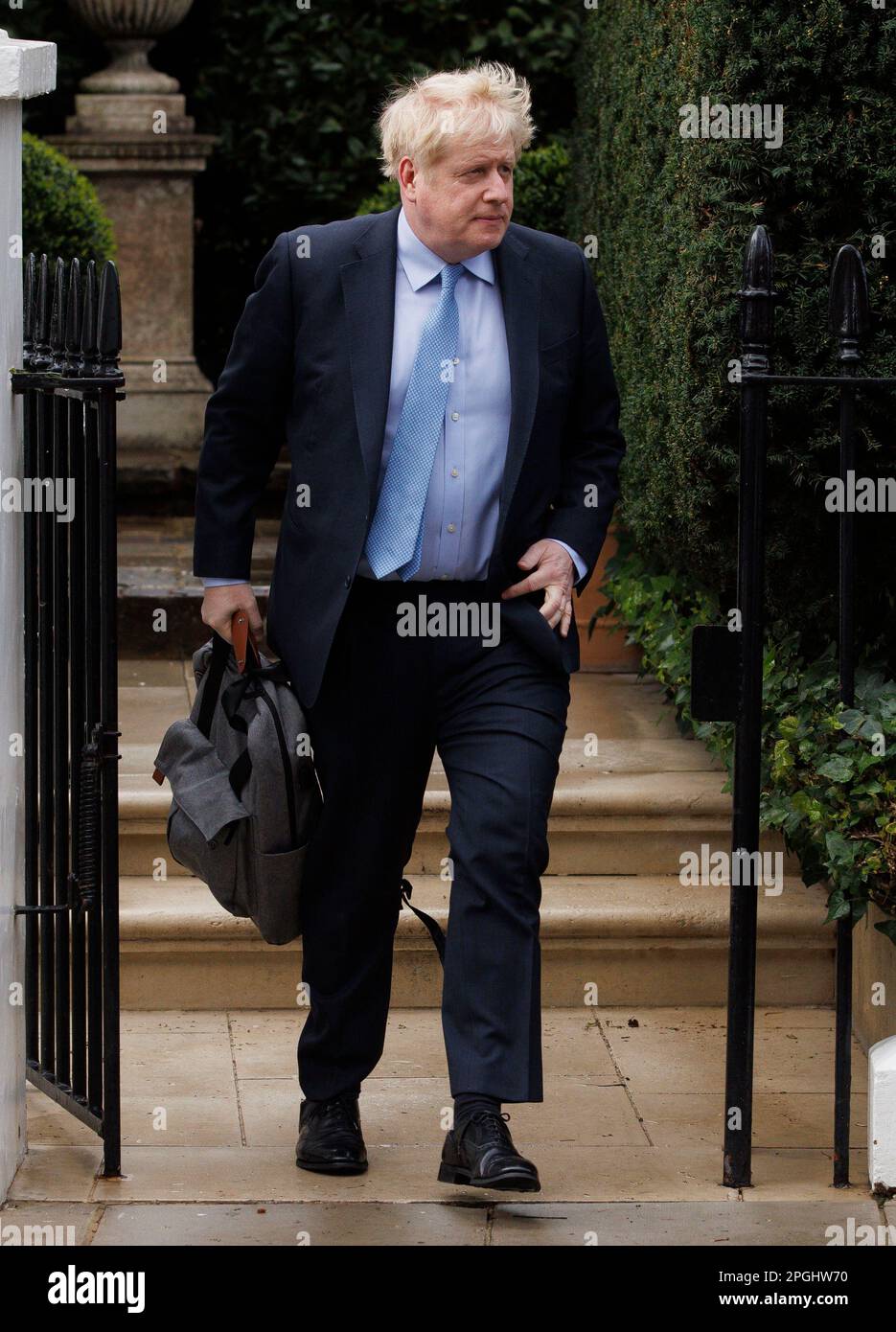L'ancien premier ministre, Boris Johnson, quitte son domicile pour assister à une audience de comité à la Maison Portcullis pour être interrogé au sujet des partis au numéro 10. Banque D'Images