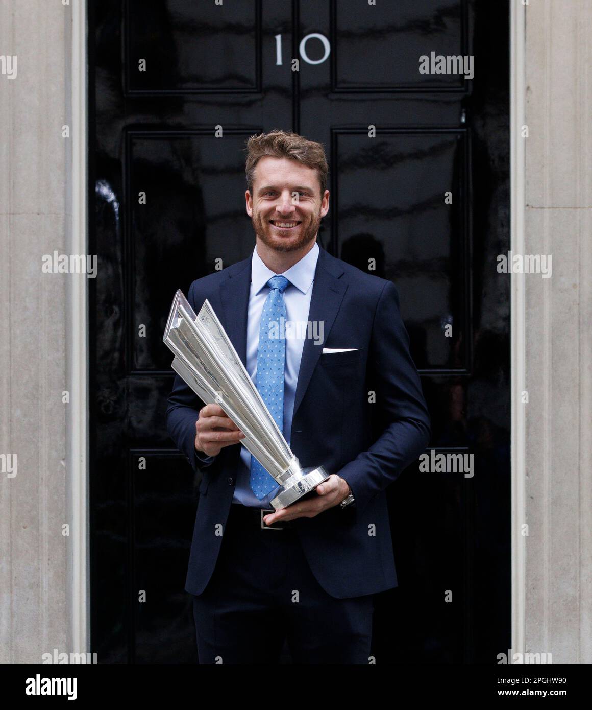 Jos Buttler pose avec le trophée de la coupe du monde de cricket gagné en 2019. L'Angleterre et la Nouvelle-Zélande ont été liées sur 241 courses à la fin du match. L'Angleterre a gagné. Banque D'Images