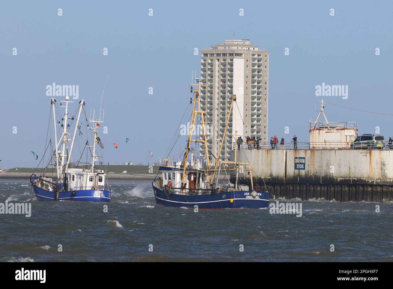 23 mars 2023, Schleswig-Holstein, Büsum: Des bateaux de pêche naviguent sur la mer du Nord lors d'une manifestation de coupeurs à l'occasion de la conférence des ministres de l'agriculture. La raison de cette protestation est l'interdiction prévue par la Commission européenne des chaluts de fond dans les zones protégées. Les agriculteurs et les pêcheurs étaient déjà venus mercredi à Büsum avec environ 400 tracteurs et environ 60 couteaux. Photo: Frank Molter/dpa Banque D'Images