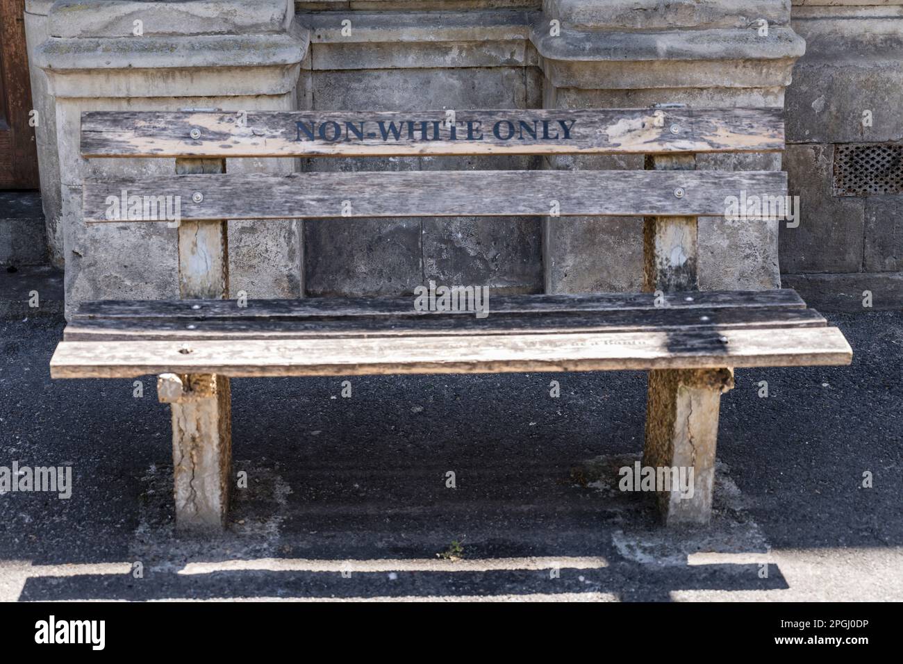 Paysage urbain avec banc de ségrégation 'pas blanc seulement' à l'extérieur du bâtiment historique de High court , tourné dans la lumière d'été lumineuse à Cape Town, Western Cape, ainsi Banque D'Images