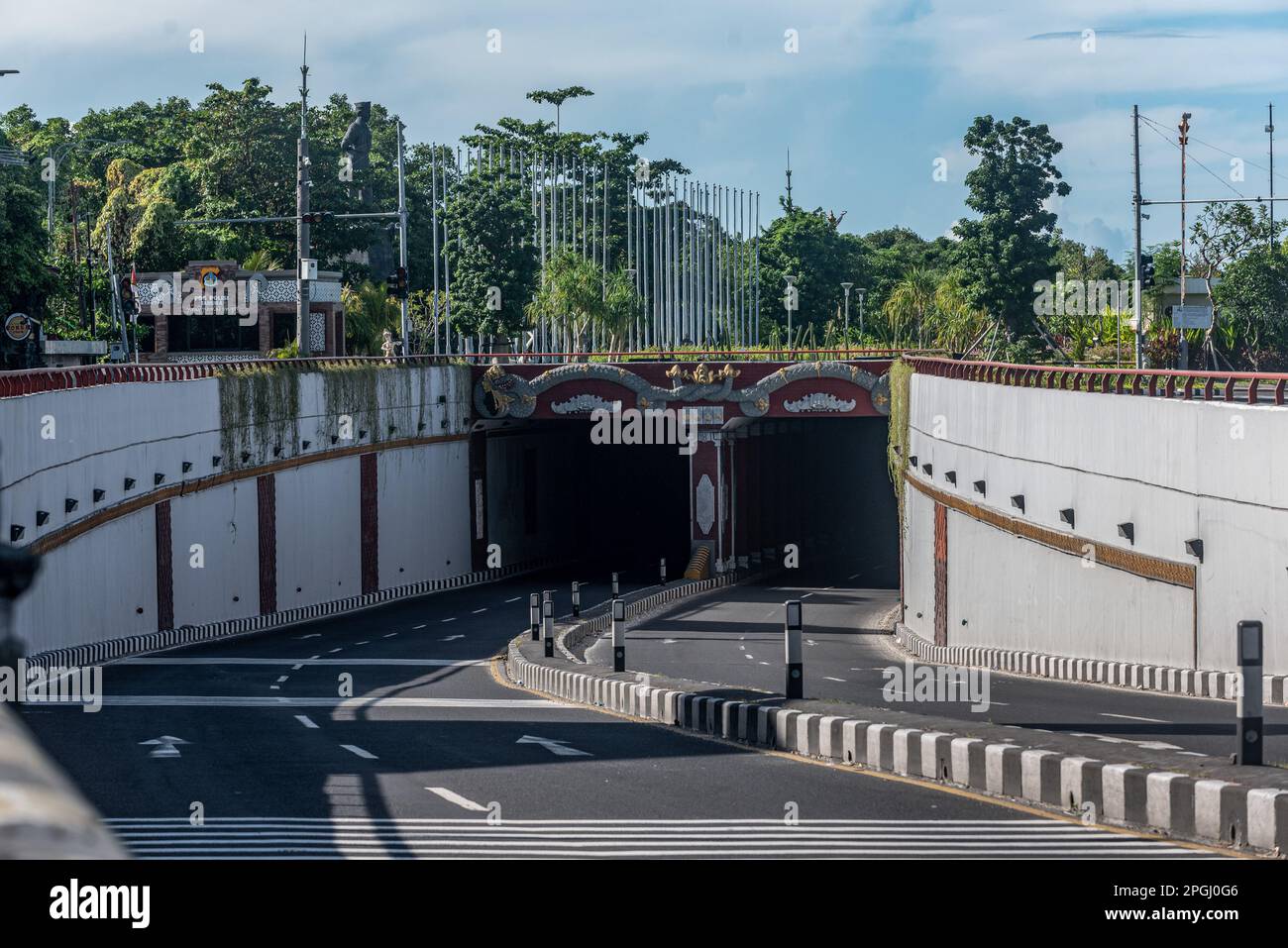 Badung, Indonésie. 22nd mars 2023. Un passage souterrain dans le village de Tuban est vu vide le jour de Nyepi. Bali célèbre Nyepi, ou le jour du silence, sur lequel ils ne travaillent pas, ne pas allumer les lumières, ne pas voyager, et ne vous laissez pas tenter par des indulgences, pour marquer le nouvel an hindou balinais Saka, qui tombe sur 22 mars 2023. Crédit : SOPA Images Limited/Alamy Live News Banque D'Images