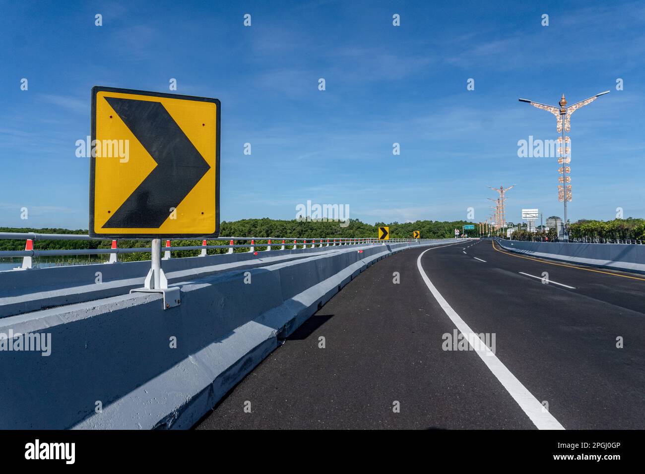 Badung, Indonésie. 22nd mars 2023. Les routes à péage de Bali Mandara sont temporairement fermées pendant Nyepi. Bali célèbre Nyepi, ou le jour du silence, sur lequel ils ne travaillent pas, ne pas allumer les lumières, ne pas voyager, et ne vous laissez pas tenter par des indulgences, pour marquer le nouvel an hindou balinais Saka, qui tombe sur 22 mars 2023. Crédit : SOPA Images Limited/Alamy Live News Banque D'Images