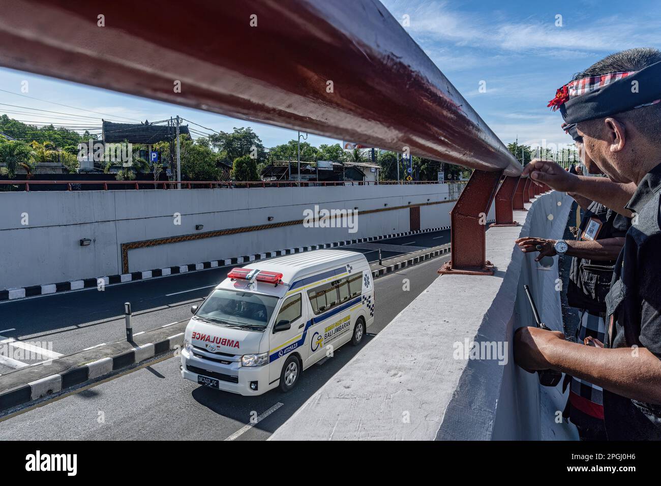Badung, Indonésie. 22nd mars 2023. Les gardes de sécurité traditionnels de Bali, connus localement sous le nom de Pecalang, regardent le passage d'urgence en ambulance dans la rue le jour de Nyepi. Bali célèbre Nyepi, ou le jour du silence, sur lequel ils ne travaillent pas, ne pas allumer les lumières, ne pas voyager, et ne vous laissez pas tenter par des indulgences, pour marquer le nouvel an hindou balinais Saka, qui tombe sur 22 mars 2023. Crédit : SOPA Images Limited/Alamy Live News Banque D'Images
