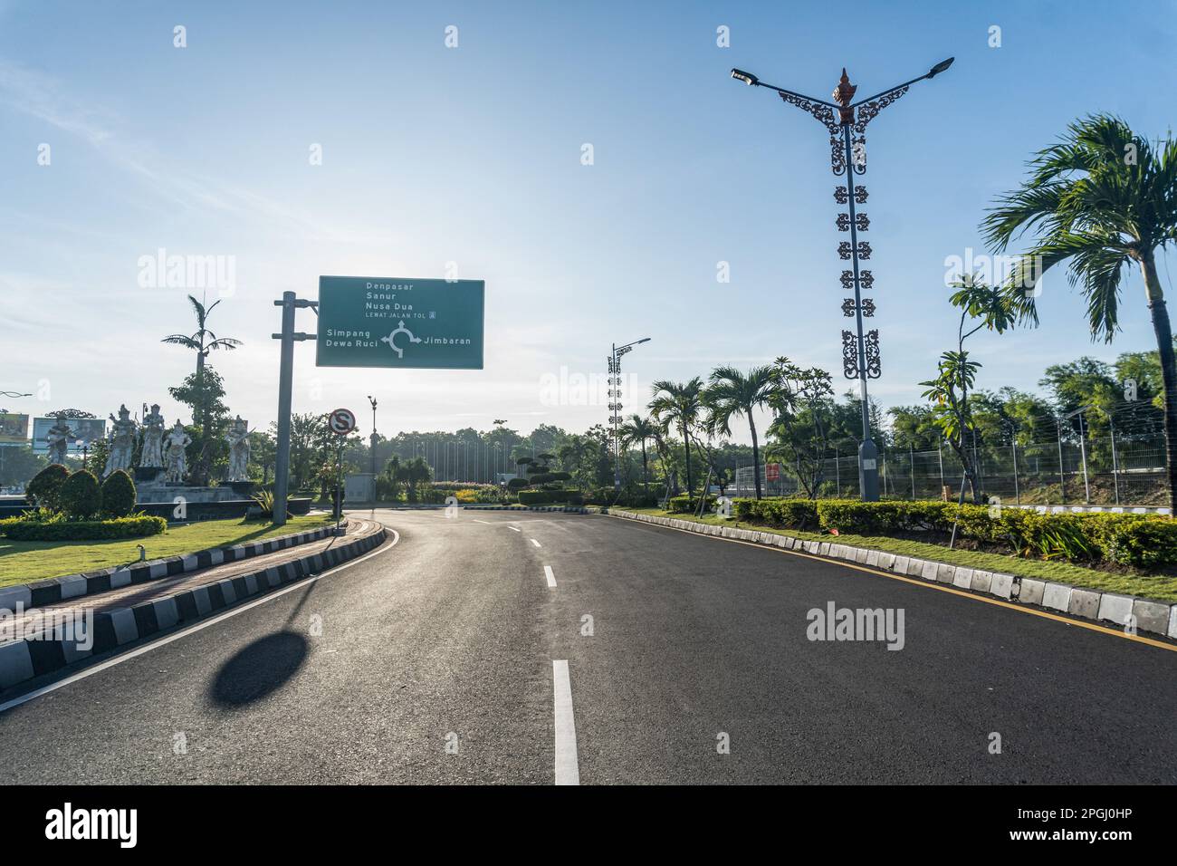 Badung, Indonésie. 22nd mars 2023. Les rues du village de Tuban sont vues vides pendant Nyepi. Bali célèbre Nyepi, ou le jour du silence, sur lequel ils ne travaillent pas, ne pas allumer les lumières, ne pas voyager, et ne vous laissez pas tenter par des indulgences, pour marquer le nouvel an hindou balinais Saka, qui tombe sur 22 mars 2023. Crédit : SOPA Images Limited/Alamy Live News Banque D'Images