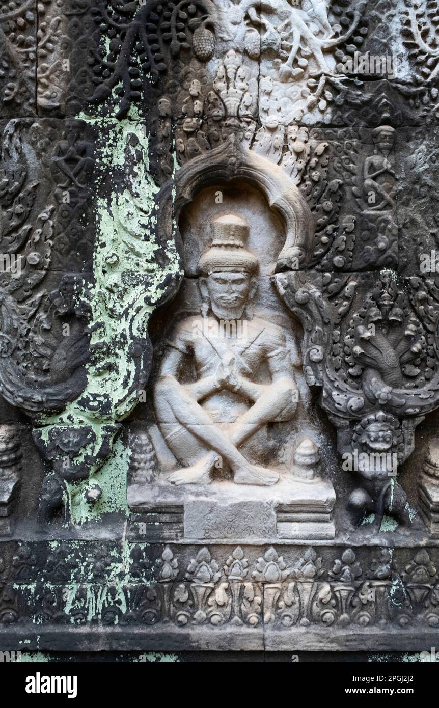 Cambodge : prière avec le rishi (ermite), Preah Khan (temple de l'épée sacrée). Preah Khan a été construit à la fin du 12th siècle (1191) par Jayavarman VII et est situé juste au nord d'Angkor Thom. Le temple a été construit sur le site de la victoire de Jayavarman VII sur les Chams envahisseurs en 1191. Elle était le centre d'une organisation importante, avec près de 100 000 fonctionnaires et fonctionnaires. Il a servi comme une université bouddhiste à un moment donné. La déité primaire du temple est la boddhisatva Avalokiteshvara sous la forme du père de Jayavarman. Banque D'Images