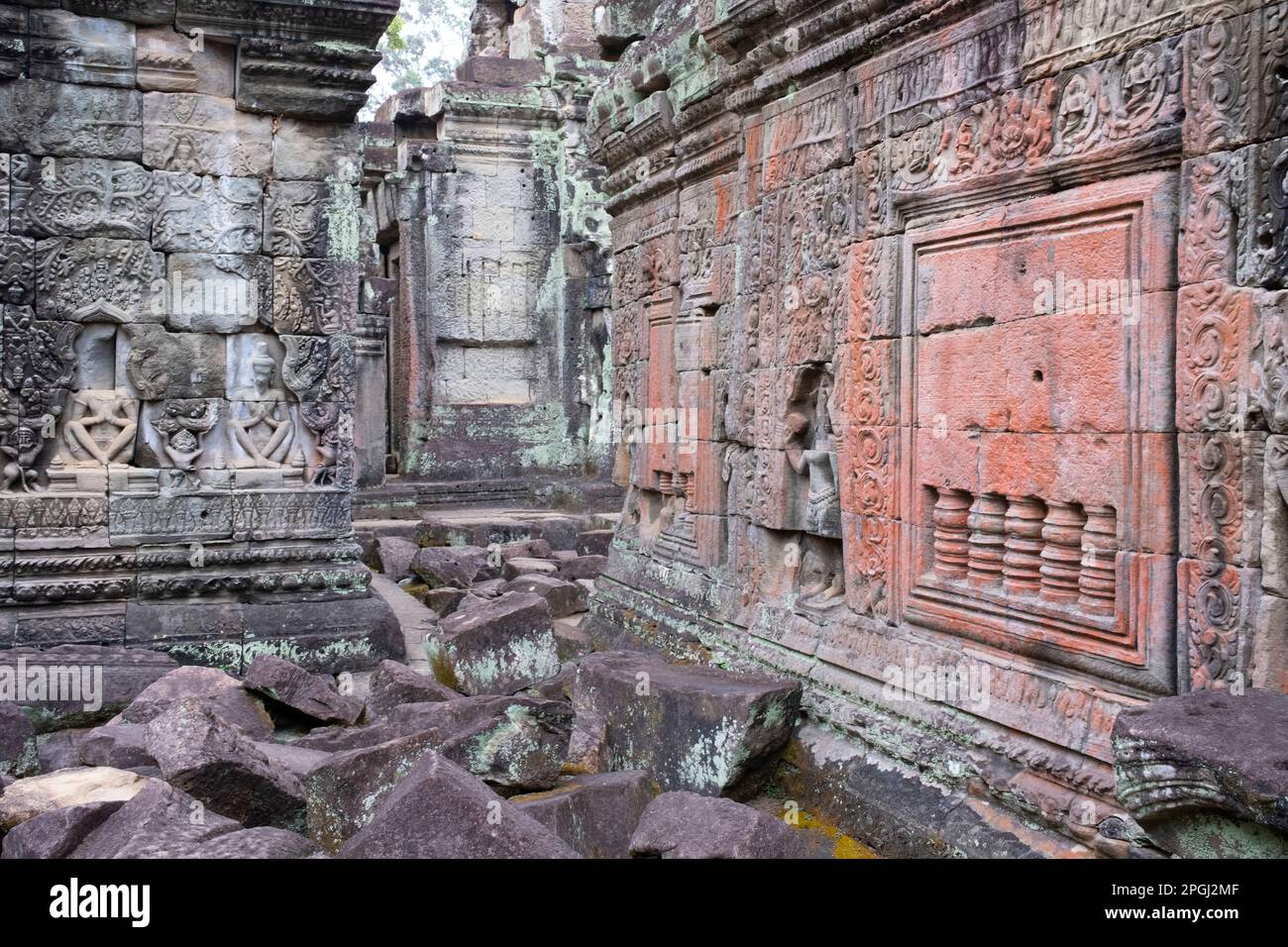 Cambodge: Preah Khan (Temple de l'épée sacrée). Preah Khan a été construit à la fin du 12th siècle (1191) par Jayavarman VII et est situé juste au nord d'Angkor Thom. Le temple a été construit sur le site de la victoire de Jayavarman VII sur les Chams envahisseurs en 1191. Elle était le centre d'une organisation importante, avec près de 100 000 fonctionnaires et fonctionnaires. Il a servi comme une université bouddhiste à un moment donné. La déité primaire du temple est la boddhisatva Avalokiteshvara sous la forme du père de Jayavarman. Banque D'Images