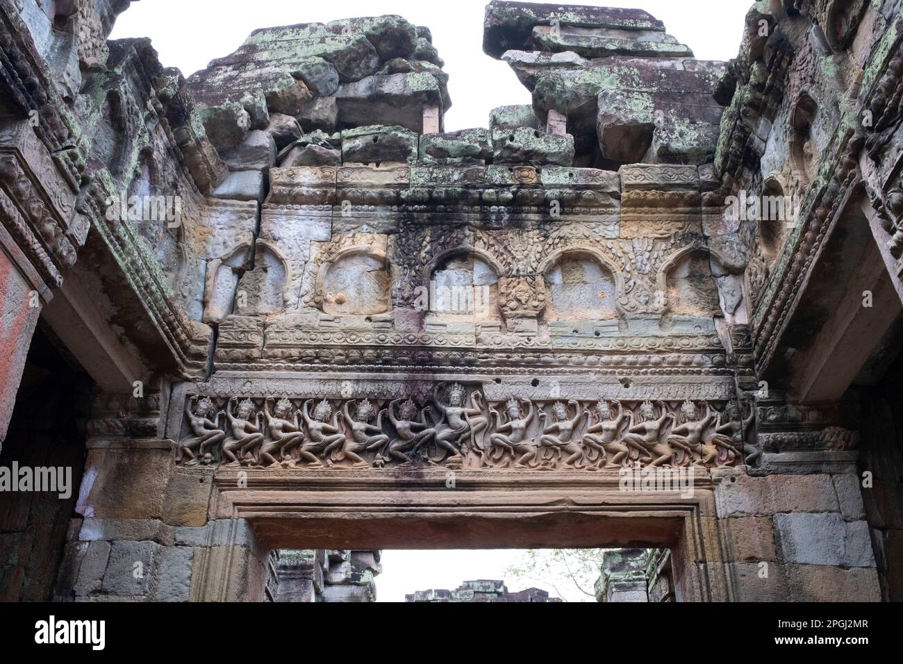 Cambodge: Salle des danseurs, Preah Khan (Temple de l'épée sacrée). Preah Khan a été construit à la fin du 12th siècle (1191) par Jayavarman VII et est situé juste au nord d'Angkor Thom. Le temple a été construit sur le site de la victoire de Jayavarman VII sur les Chams envahisseurs en 1191. Elle était le centre d'une organisation importante, avec près de 100 000 fonctionnaires et fonctionnaires. Il a servi comme une université bouddhiste à un moment donné. La déité primaire du temple est la boddhisatva Avalokiteshvara sous la forme du père de Jayavarman. Banque D'Images