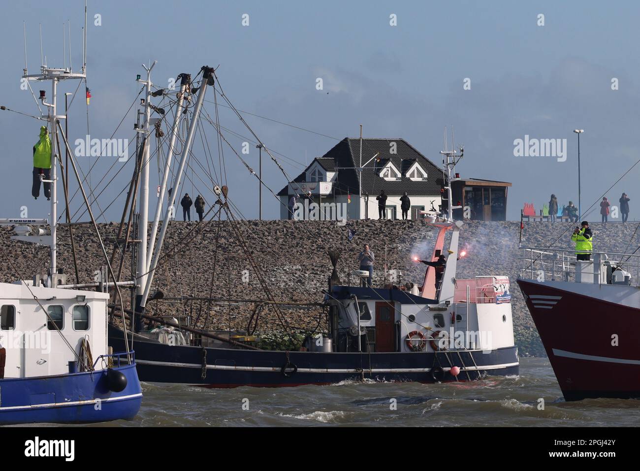 23 mars 2023, Schleswig-Holstein, Büsum: Des bateaux de pêche naviguent sur la mer du Nord lors d'une manifestation de coupeurs à l'occasion de la conférence des ministres de l'agriculture. La raison de cette protestation est l'interdiction prévue par la Commission européenne des chaluts de fond dans les zones protégées. Les agriculteurs et les pêcheurs étaient déjà venus mercredi à Büsum avec environ 400 tracteurs et environ 60 couteaux. Photo: Frank Molter/dpa Banque D'Images