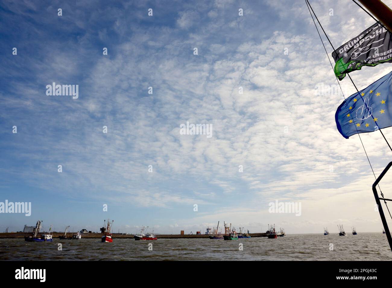 23 mars 2023, Schleswig-Holstein, Büsum: Des bateaux de pêche naviguent sur la mer du Nord lors d'une manifestation de coupeurs à l'occasion de la conférence des ministres de l'agriculture. La raison de cette protestation est l'interdiction prévue par la Commission européenne des chaluts de fond dans les zones protégées. Les agriculteurs et les pêcheurs étaient déjà venus mercredi à Büsum avec environ 400 tracteurs et environ 60 couteaux. Photo: Frank Molter/dpa Banque D'Images