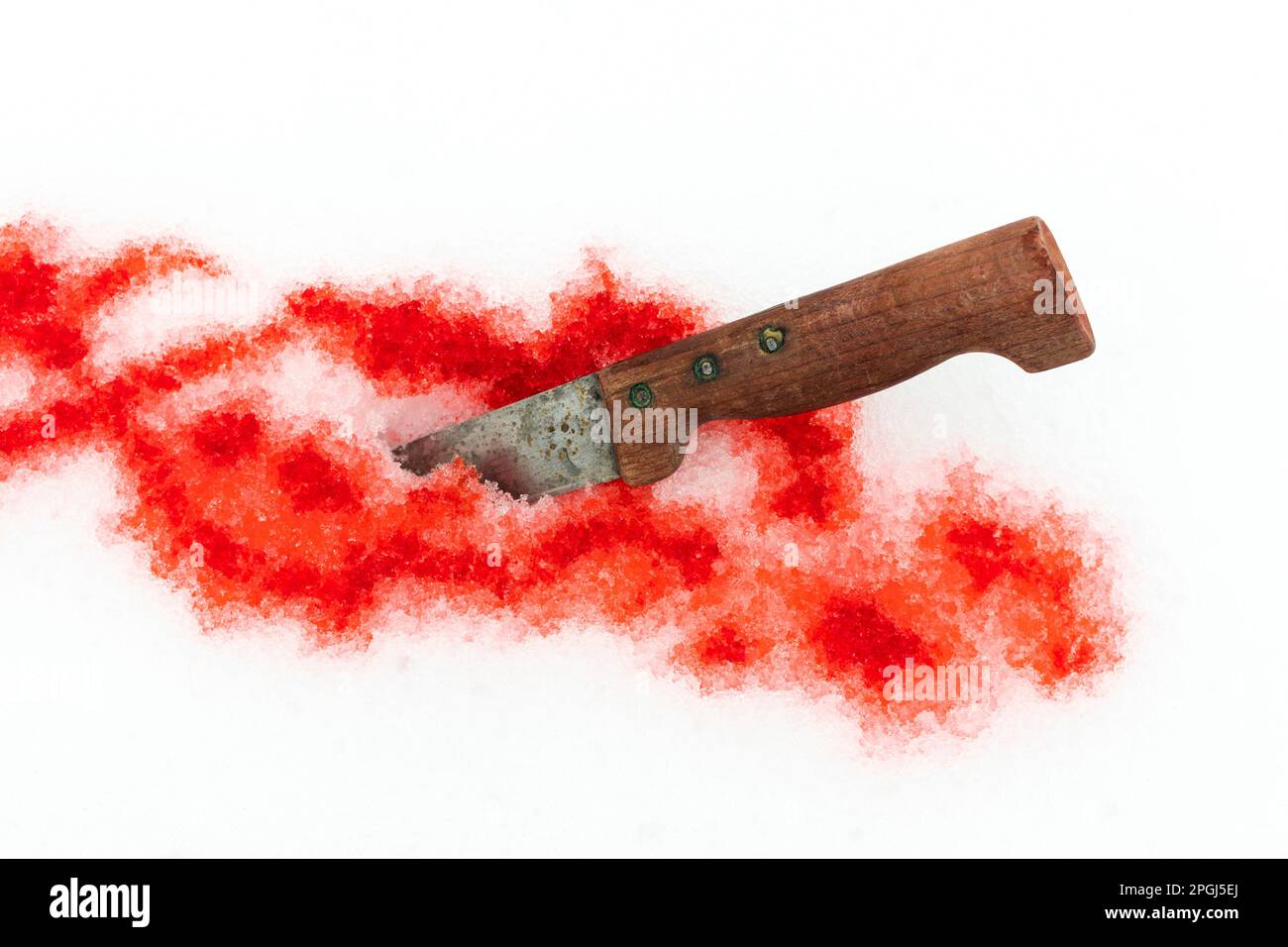Un couteau à manche en bois repose sur une surface blanche avec des éclaboussures rouges autour d'elle, suggérant une scène d'action violente Banque D'Images