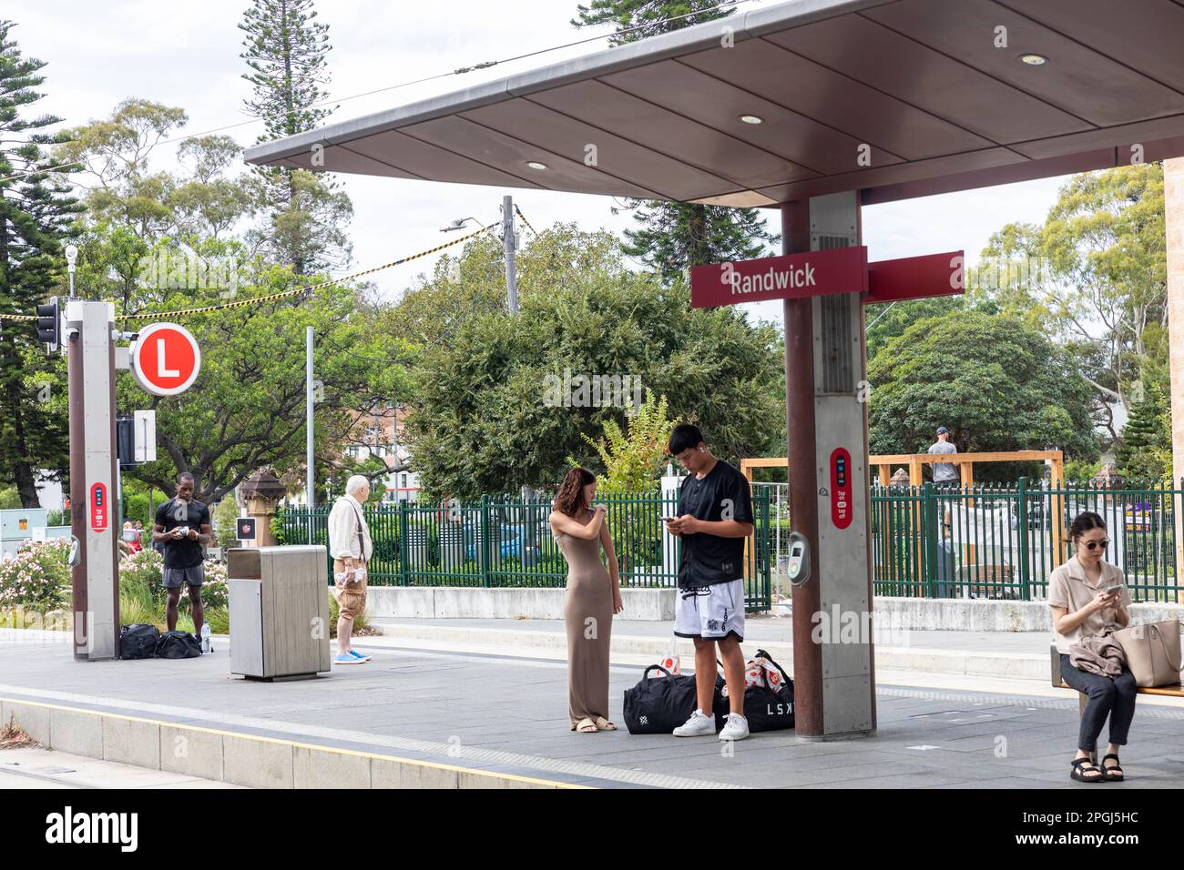 Arrêt de la gare ferroviaire de Randwick, les passagers attendent un train léger de Sydney CBD pour leur voyage, Nouvelle-Galles du Sud, Australie Banque D'Images