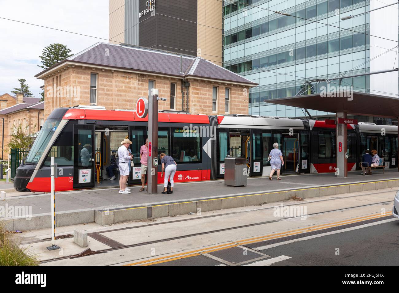 Le train léger de Sydney à la gare s'arrête à Randwick Sydney, les passagers utilisant une carte opale avant d'entrer dans le train, NSW, Australie Banque D'Images