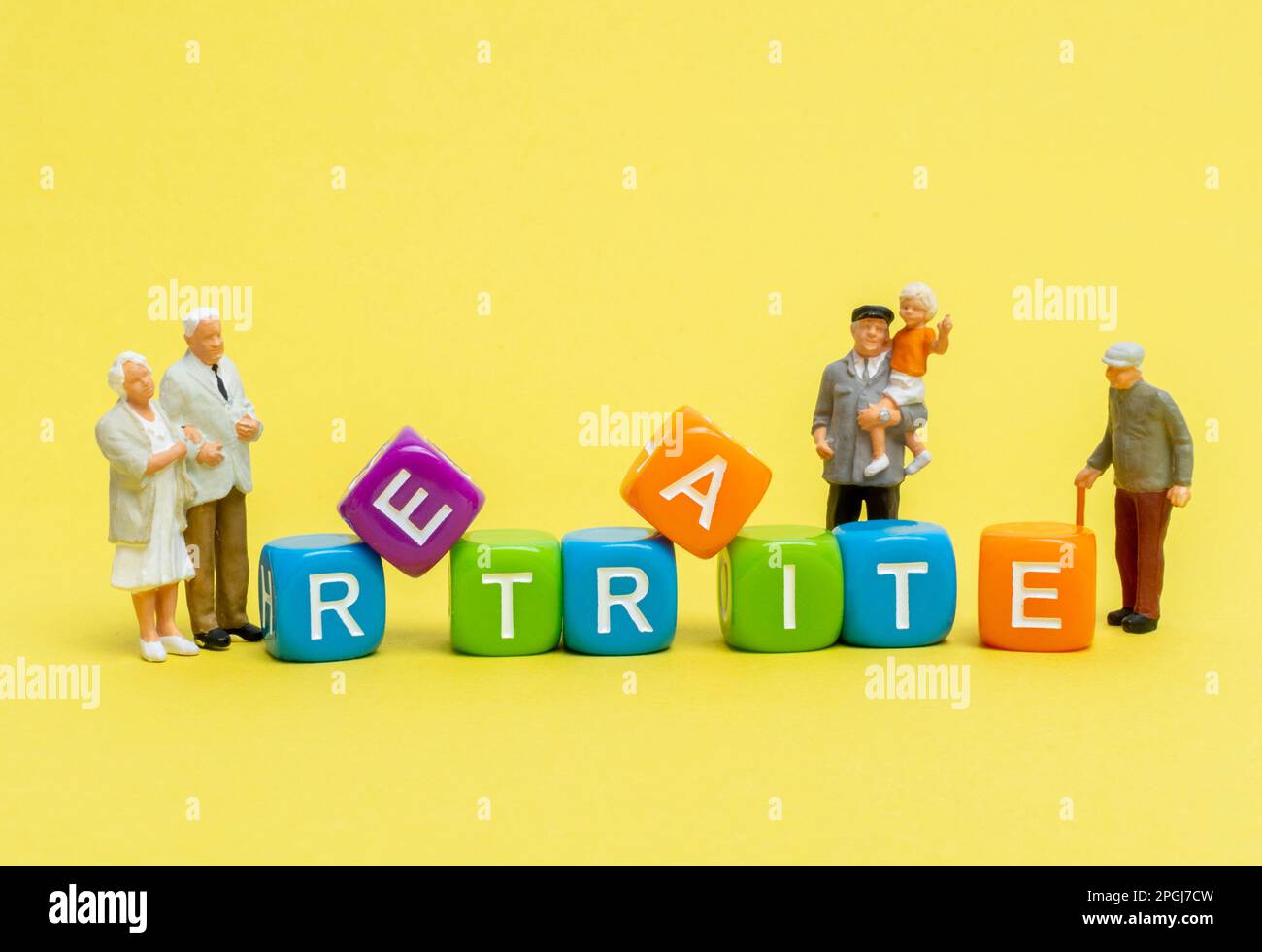 Une représentation colorée de la retraite avec des figurines miniatures célébrant le concept , concept français de retraite Banque D'Images