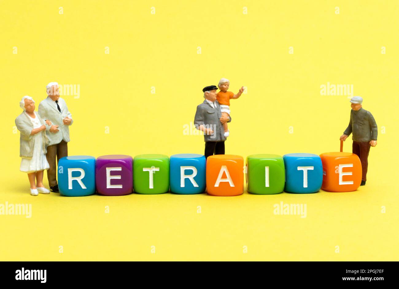 Une représentation colorée de la retraite avec des figurines miniatures célébrant le concept , concept français de retraite Banque D'Images