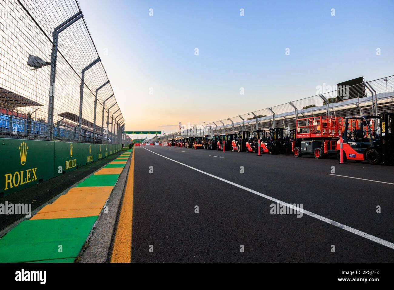 Albert Park, Melbourne. Jeudi 23 mars 2023.Forklifts ligne la dernière ligne droite au circuit de rue du Grand Prix Albert Park de Formule 1 pendant les préparatifs de piste avant l'événement la semaine prochaine. Crédit : Corleve/Alay Live News Banque D'Images