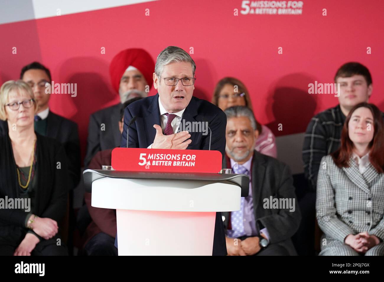 Sir Keir Starmer, le leader travailliste, prononce un discours au club de football de Port Vale à Stoke-on-Trent, dans le Staffordshire, au moment où il dévoile la politique du parti en matière de criminalité - la deuxième des cinq missions nationales qui fixe les objectifs d'un gouvernement travailliste si le parti prend le pouvoir aux prochaines élections générales. Date de la photo: Jeudi 23 mars 2023. Banque D'Images