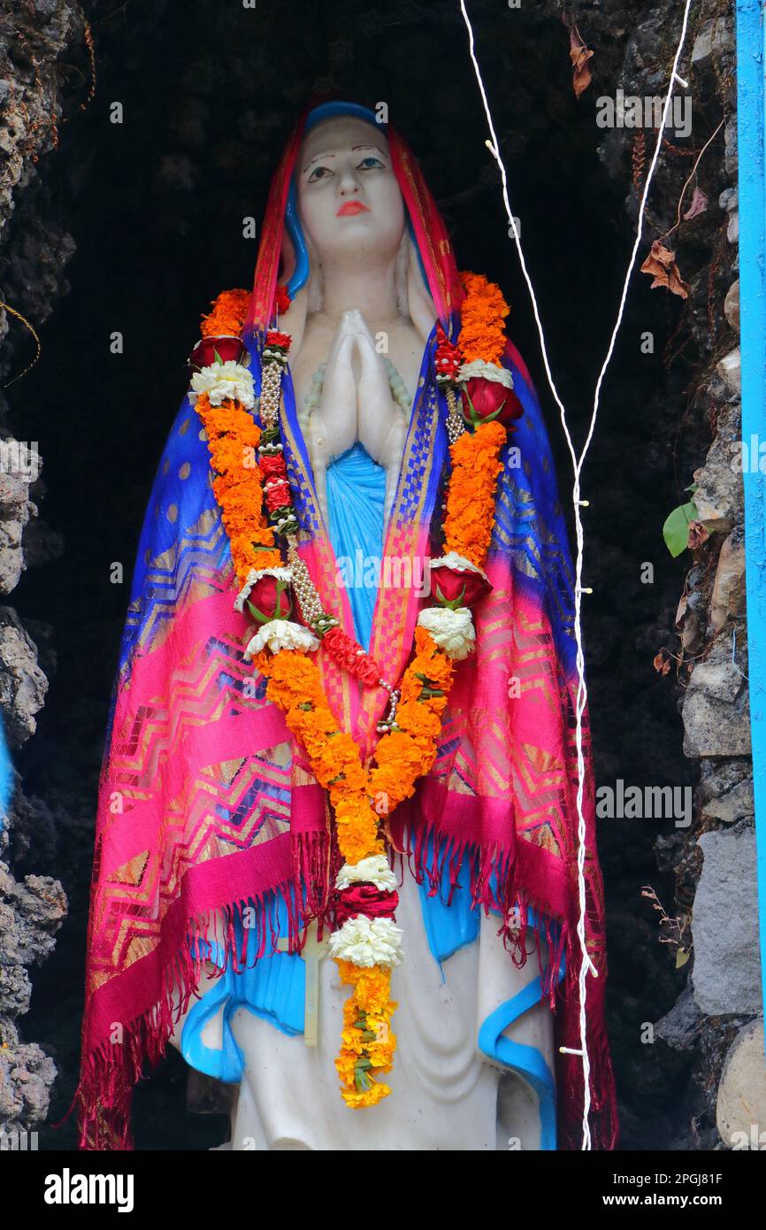 Église Saint-François à Dehradun City, uttarakhand India. Noël est un festival annuel commémorant la naissance de Jésus Christ, mère épouse statue. Banque D'Images