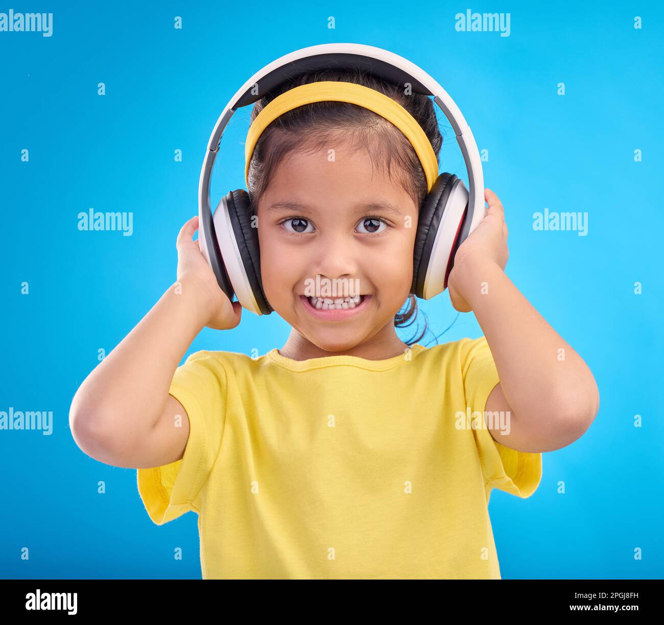 Enfant Asiatique De 10 Ans Appréciant L'écoute De La Musique