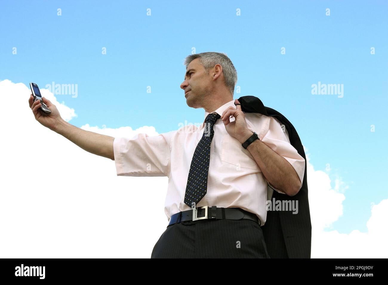 homme d'affaires à la recherche d'un réseau mobile avec son téléphone mobile Banque D'Images