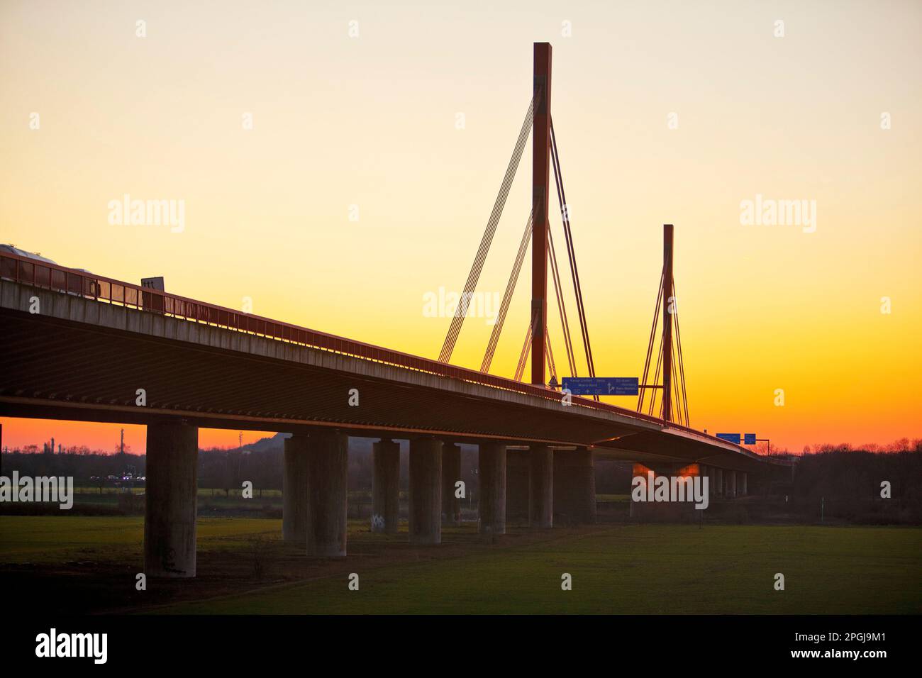 Pont Beeckerwerth, pont autoroutier de A42 au-dessus du Rhin en lumière du soir, Allemagne, Rhénanie-du-Nord-Westphalie, région de la Ruhr, Duisburg Banque D'Images