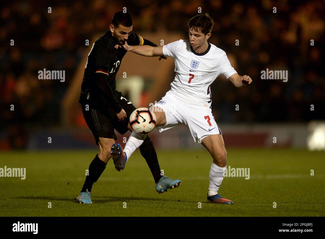 James McAtee d'Angleterre U20 et Soufiane Messeguem d'Allemagne U20 - Angleterre U20 / Allemagne U20, International friendly, JobServe Community Stadium, Colchester, Royaume-Uni - 29th mars 2022 Banque D'Images