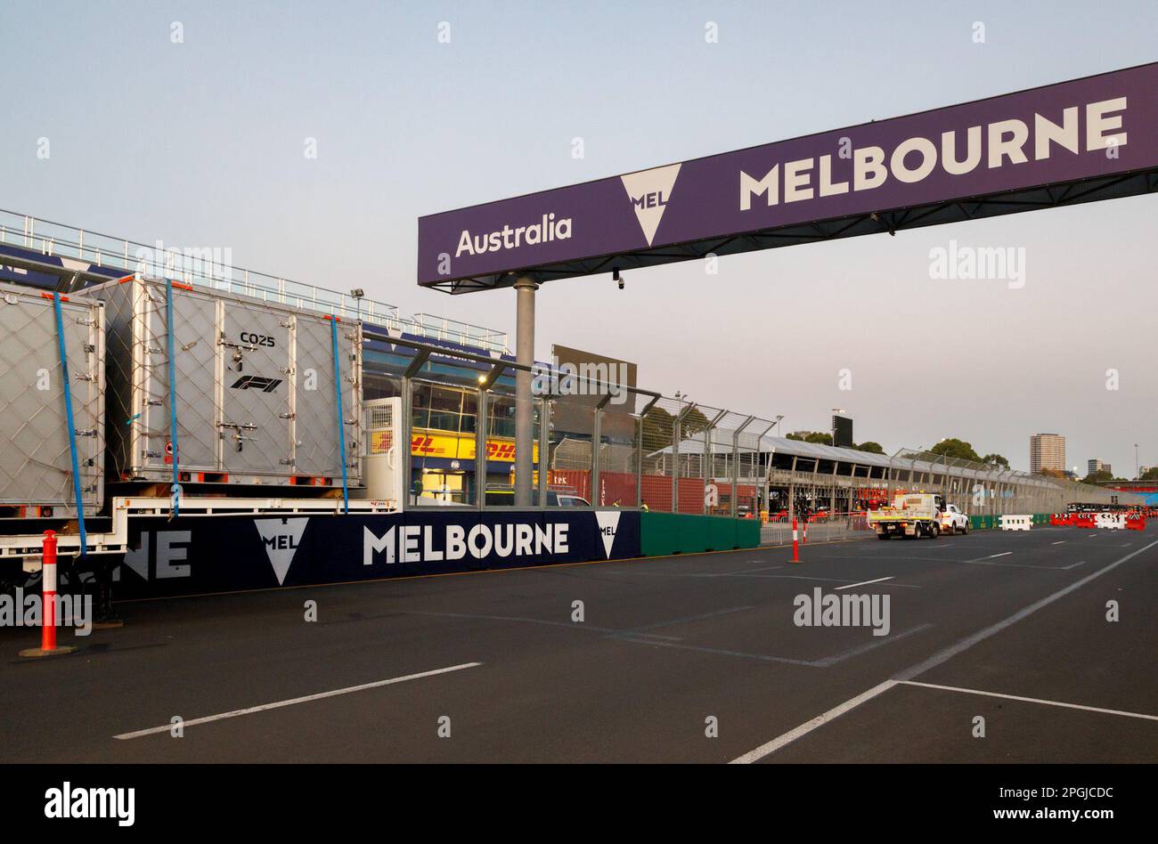 Albert Park, Melbourne. Jeudi 23 mars 2023.F1 les conteneurs d'expédition se trouvent sur la ligne droite principale du circuit de Formule 1 d'Albert Park pendant les préparatifs de piste avant l'événement. Crédit : Corleve/Alay Live News Banque D'Images