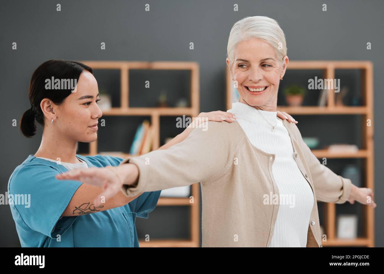 Physiothérapie, femme sénior et massage d'épaule d'un physiothérapeute asiatique et réadaptation. Physiothérapie, retraite et patient âgé avec Banque D'Images