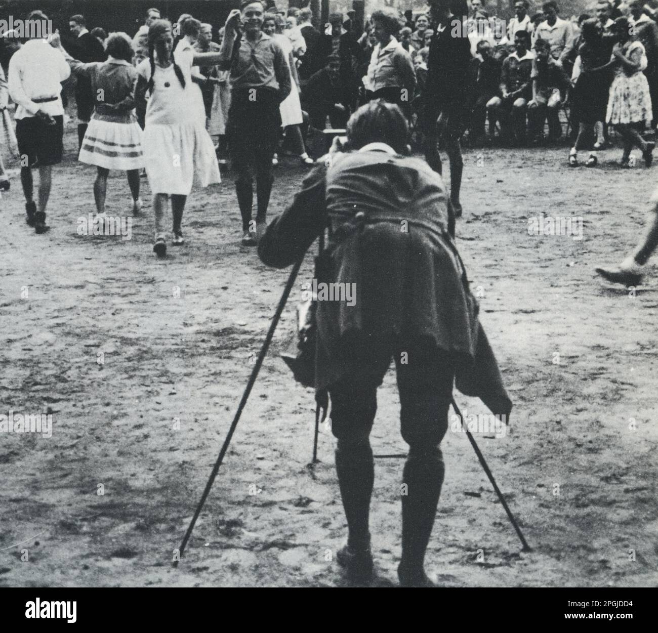 Un photographe prend une photo d'un événement de danse de la Jeune Ligue communiste d'Allemagne, qui a existé de 1920 à 1933. Banque D'Images