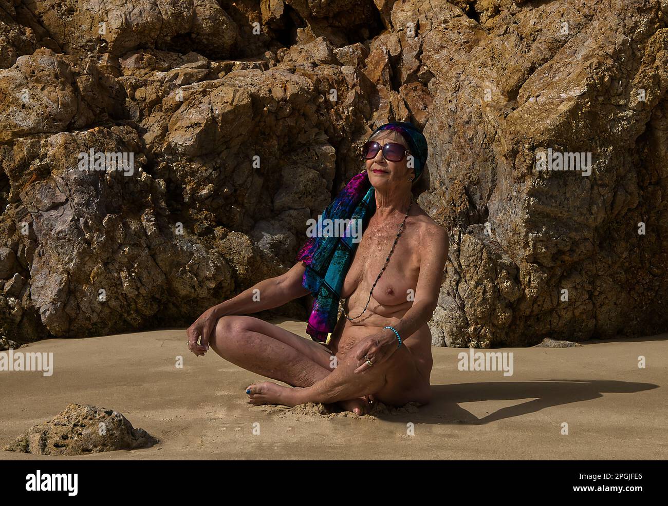 Femme nue à la plage par une journée ensoleillée Banque D'Images