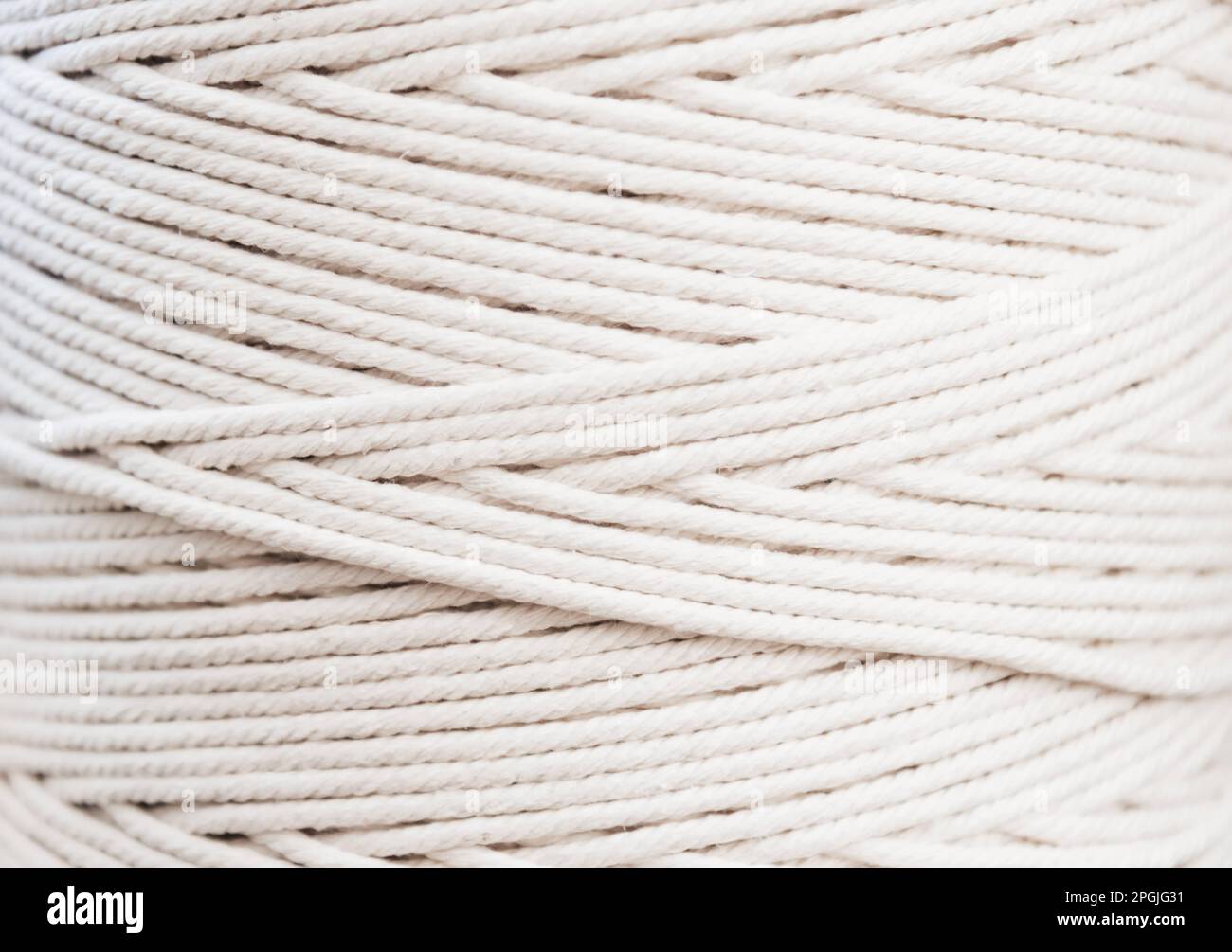 Un gros plan d'une corde blanche sur fond blanc, parfait pour une utilisation en textile et en tissu Banque D'Images
