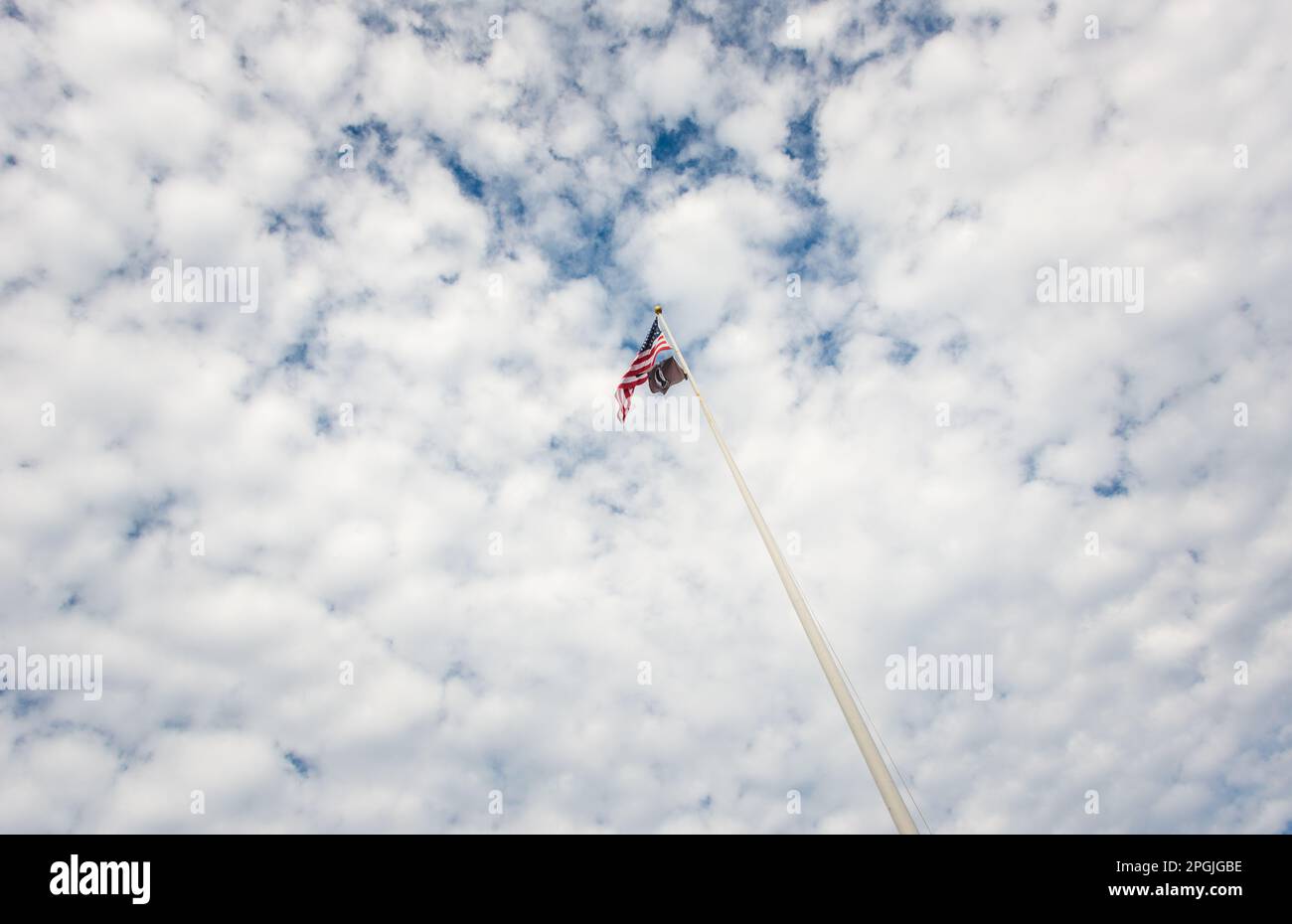 Drapeau américain et POW-MIA volant haut dans le ciel Banque D'Images