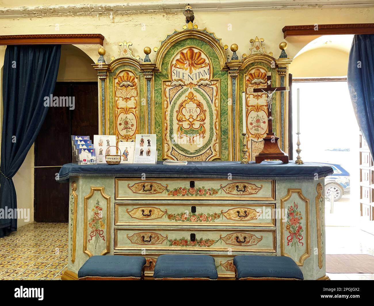 Gallipoli, Italie. Un beau meuble ancien peint à la main à l'intérieur de l'église Santa Maria Degli Angeli. Banque D'Images