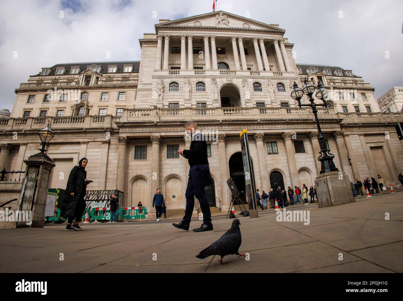 Londres, Royaume-Uni. 23rd mars 2023. La Banque d'Angleterre porte les taux d'intérêt à 4,25% pour tenter de freiner l'inflation qui se situe à un peu plus de 10%. Crédit : Mark Thomas/Alay Live News Banque D'Images