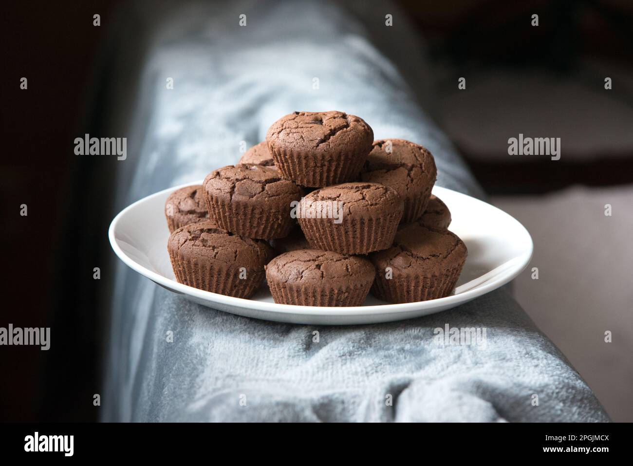 un bel piatto di muffin appena sfornati, muffin al caçao con gocce di cioccolata, dolci al cioccolato su un piatto Banque D'Images