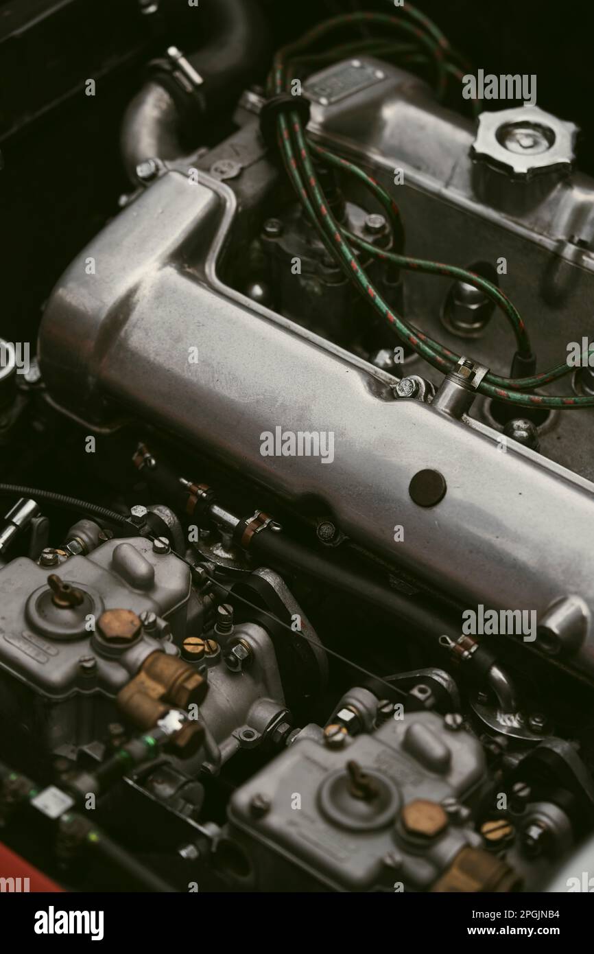 Gros plan sur le moteur d'une voiture de sport rétro. Banque D'Images