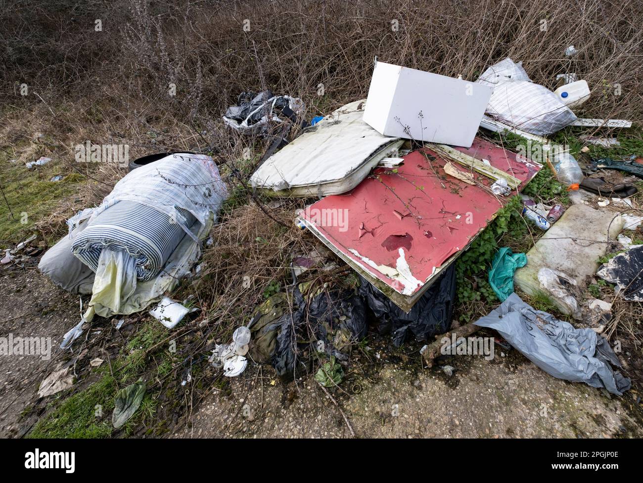 Basculement en vol. Jeté les ordures ménagères dans une ruelle de campagne, Studley, Warwickshire . Banque D'Images